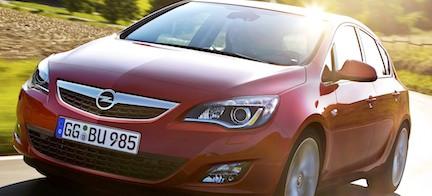 En röd Opel Astra kör nerför en landsväg. (AI text)