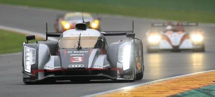 Audi R8 LS1 tävlar på en racerbana. (AI text)