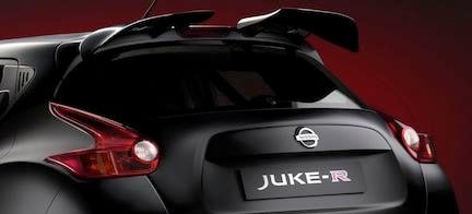 En svart Nissan Juke RR med ett rött bakgrundsfönster. (AI text)