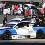 En racebil förbereds för en tävling. (AI text)