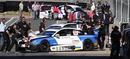 En racebil förbereds för en tävling. (AI text)