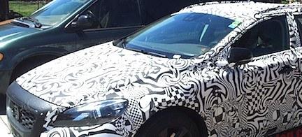 En bil står parkerad i en infartsgata. (AI text)