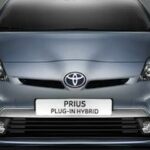 En Toyota Prius som laddas in i en elbilsladdare. (AI text)