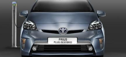 En Toyota Prius som laddas in i en elbilsladdare. (AI text)