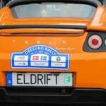 En Tesla ägd av Elon Musk parkerad på en gata. (AI text)