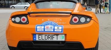 En Tesla ägd av Elon Musk parkerad på en gata. (AI text)