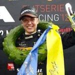 En racerförare håller upp ett pris. (AI text)