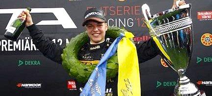 En racerförare håller upp ett pris. (AI text)