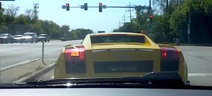 En gul sportbil kör ner på gatan. (AI text)