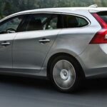 Volvo V40 kör nedför vägen. (AI text)