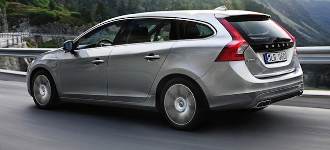 Volvo V40 kör nedför vägen. (AI text)