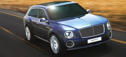 En Bentley SUV kör ner en väg. (AI text)