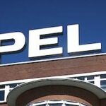 Opel-logotyp på byggnaden (AI text)