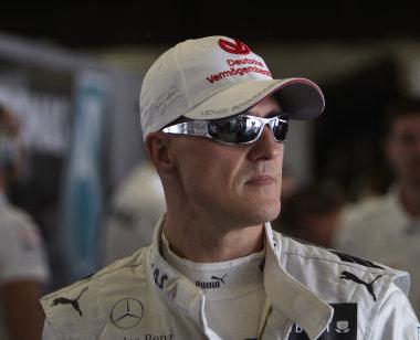 En racerförare i en Mercedes-Benz. (AI text)