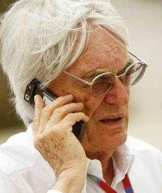 En man pratar i en mobiltelefon. (AI text)