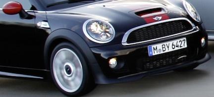 En Mini Cooper S parkerad på en parkeringsplats. (AI text)