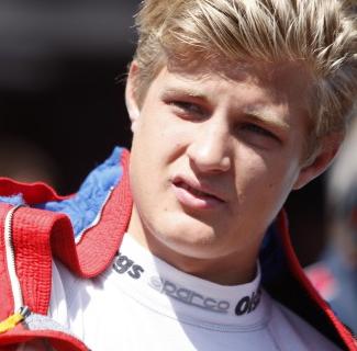 En ung man i ett rött och vitt racingskjorta. (AI text)