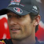 Red Bull-föraren pratar med en reporter. (AI text)