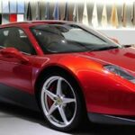 En röd Ferrari-sportsbil i en showrum. (AI text)