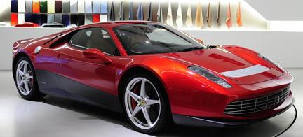 En röd Ferrari-sportsbil i en showrum. (AI text)