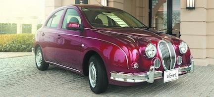 En bil parkerad framför ett byggnad. (AI text)