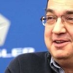 Chrysler-utvecklaren talar på en presskonferens (AI text)