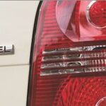 En vit bil med ordet EcoFuel på baklyset. (AI text)