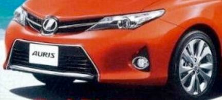 En Toyota Auris parkerad på stranden. (AI text)