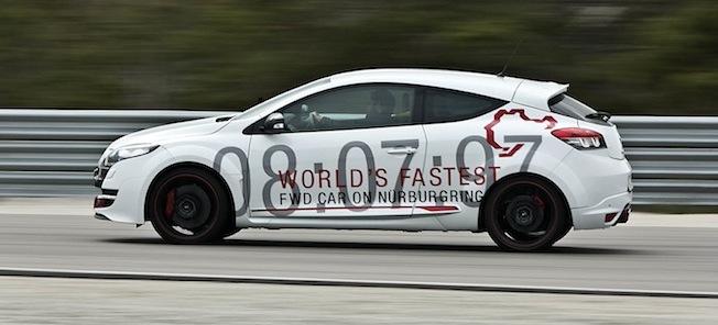 En vit bil kör på en bana. (AI text)