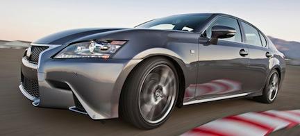 En bil kör på en bana. (AI text)