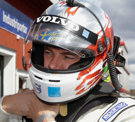 En racerbilförare i en racerdräkt (AI text)