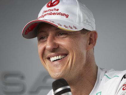 en racer lemlänterar med en mikrofon (AI text)