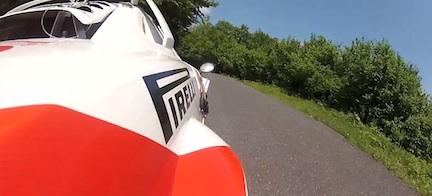 En person kör en motorcykel på en väg. (AI text)