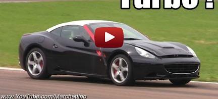 En Ferrari California T kör på en racerbana. (AI text)