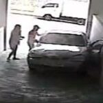 En man står bredvid en bil i en parkeringsgarage. (AI text)