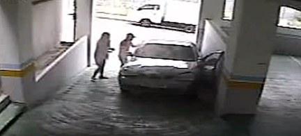 En man står bredvid en bil i en parkeringsgarage. (AI text)