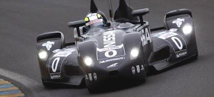 En racebil tävlar längs en bana. (AI text)