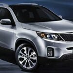 En silverfärgad Kia Sorento i en mörk rum. (AI text)