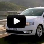 En vit bil körer nedför en väg. (AI text)