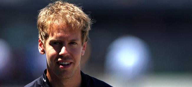 En ung man i svart skjorta och svart jacka. (AI text)