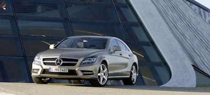Mercedes-Benz CLK-klass parkerad framför ett byggnad. (AI text)