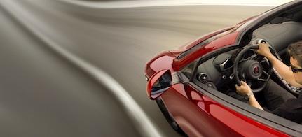 En man kör en röd sportbil. (AI text)