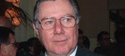 En man i kostym och slips (AI text)