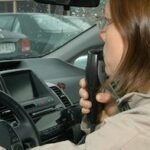 En kvinna kör en bil. (AI text)