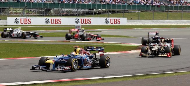 En racebil tävlar på en bana. (AI text)