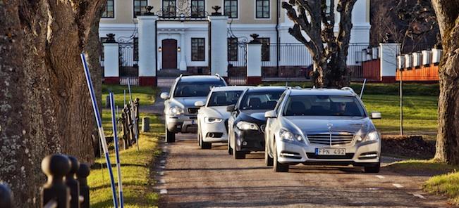 bilar parkerade framför en husvägg (AI text)