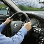 En man kör en bil. (AI text)