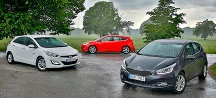 Tre bilar parkerade i en parkeringsplats (AI text)