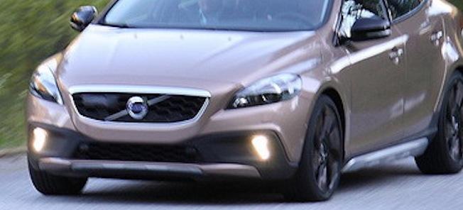 En Volvo V40 Cross Country kör nedför en landsväg. (AI text)