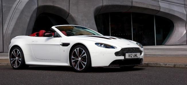 En Aston Martin Vantage parkerad framför ett byggnad. (AI text)